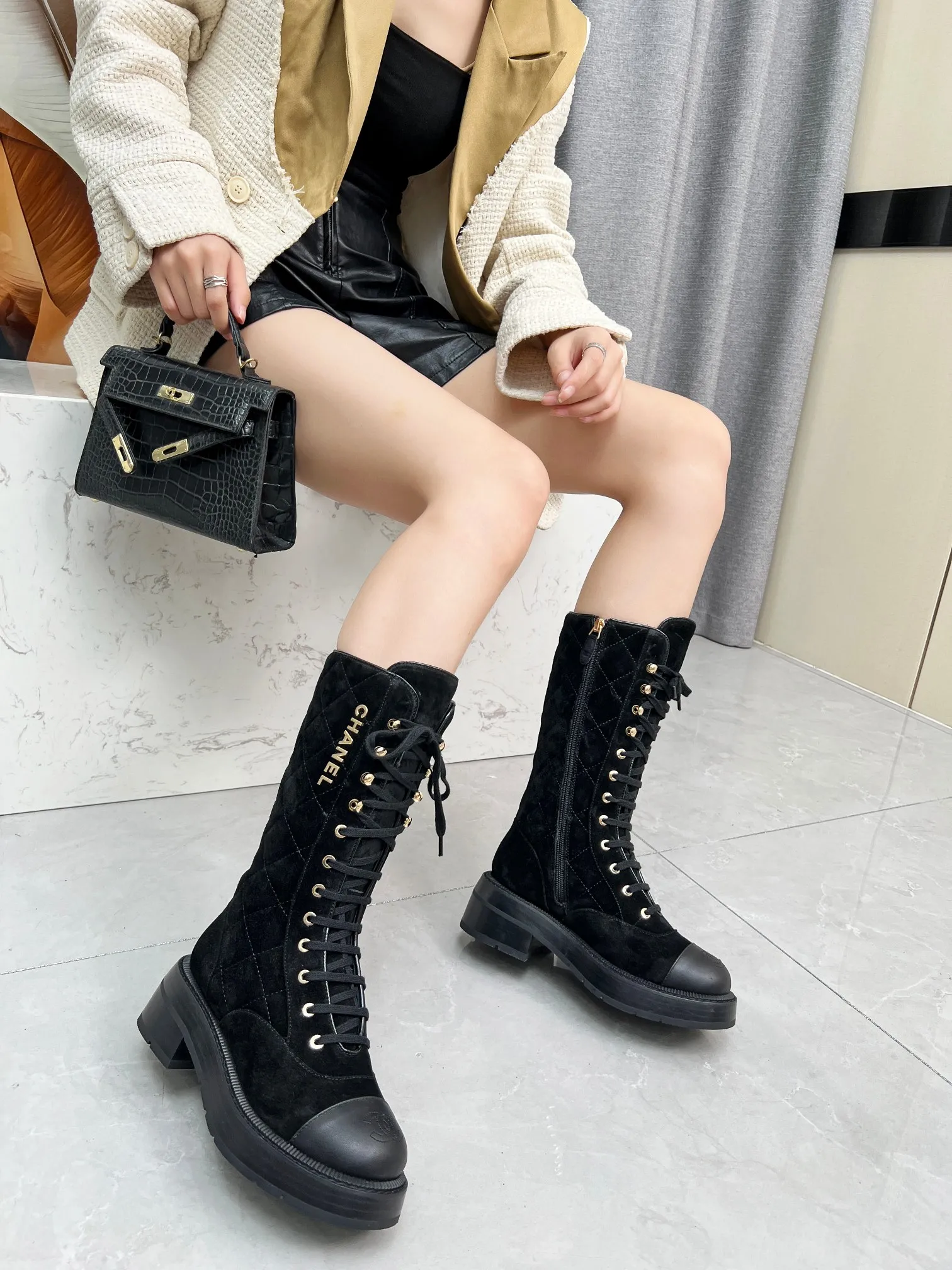 👟👟Ex-factory price 840👟👟 2025CHANEL I finally own this pair of Chanel diamond boots💫 Classic diamond pattern with black and white color, fashionable and high-end, and the thick sole is super stable for walking~ It instantly turns into a fashionable and cool cover when you put it on. Who knows the charm of Fragrant Grandma? When I was asked about the link while shopping, I was so happy🥳 Fabric: sheepskin, cow suede Lining: sheepskin Color: black white apricot Code number: 5-40 (41 customized)